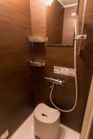 Habitación con zona de tatami y ducha