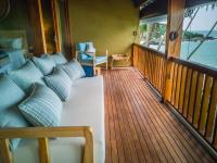 Suite con cama grande y balcón