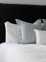 Chambre Lit Queen-Size avec Salle de Bains Commune 