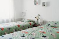 Tweepersoonskamer met 2 Aparte Bedden en Gedeelde Badkamer