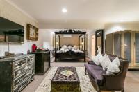 Suite mit Kingsize-Bett und Poolblick