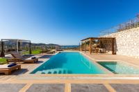Oraia Eleni Villa, with Pool, BBQ, Playground & SeaViews, By ThinkVilla - B&B Balíon