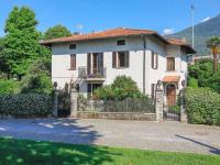 VILLA LAGO foreground - Pet friendly stay- garden-parking-Lake view- Bike friendly holiday house - B&B