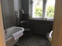 Zimmer mit Kingsize-Bett und Gartenblick. 