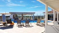 Zimmer mit Kingsize-Bett und Poolblick