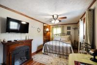 Zimmer mit Queensize-Bett und Whirlpool-Badewanne