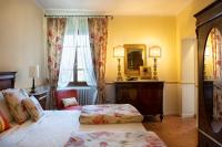 Zimmer mit Kingsize-Bett und Gartenblick 
