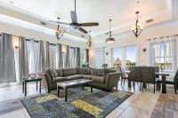 B&B New Orleans - Spacious 4BR Condo on Carondelet Near All Hot Spo - Bed and Breakfast New Orleans
