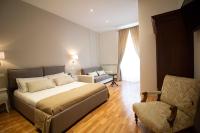 Habitación con cama extragrande.