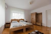 Tweepersoonskamer met 2 Aparte Bedden en Eigen Badkamer