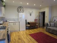 Apartment 6 - Classy, luxury one bedroom ground floor apartment steps from town station & theatre - B&B