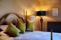 Habitación con cama grande y balcón