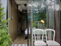 Zimmer mit Queensize-Bett und Gartenblick