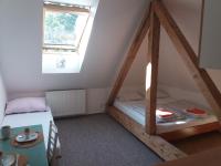 Estudio con cama extragrande y sofá cama