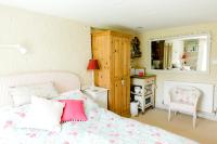 Cosy Cottage ground floor bedroom ensuite with private entrance - B&B Chichester