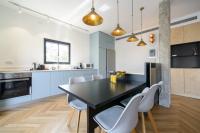 Deluxe Two-Bedroom Apartment with Balcony - Byron 18 Street