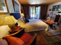 Habitación con cama grande y bañera de hidromasaje