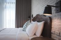 Habitación con cama extragrande y balcón