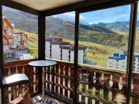 Le Serac W6 appartement with panoramic mountainview end of the hallway managed by private host - B&B Val Thorens