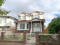 Perfect Location - Tidy & Comfy Suite 5 Mins to Skytrain & Restaurant & Banks, 2 Stops To Metrotown, 5 Stops To Downtown - B&B