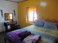 Zimmer mit Queensize-Bett und Gemeinschaftsbad