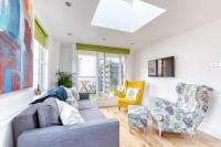 Central Bright 3 Bed Flat with Pool & Parking - Chambres d’hôtes