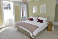 Old Green Chambers spacious town centre apartment with free parking! - B&B St Ives