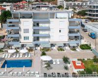Apartment with Pool View