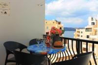 B&B San Pawl il-Baħar - Seashells 2 Bedroom Apartments with terrace, just off the Bugibba promenade - by Getwaysmalta - Bed and Breakfast San Pawl il-Baħar