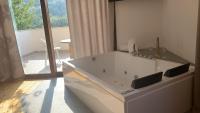 Zimmer mit Queensize-Bett und Whirlpool-Badewanne