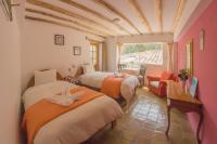 Tweepersoonskamer met 2 Aparte Bedden en Eigen Badkamer