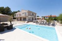 Villa BELLA - beautiful and modern house with pool, souna, jacuzzi & playground, Ližnjan - Istra - B&B