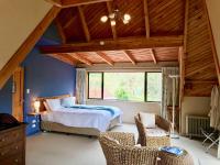 Zimmer mit Kingsize-Bett und Flussblick