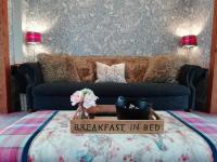 B&B Enniskillen - The Carriage House at Innismore hall with Private Hot tub - Bed and Breakfast Enniskillen