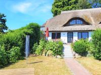 Ferienhaus mit Reetdach und Seebli - B&B Groß Zicker