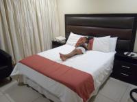 Habitación con cama grande