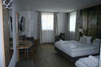 Dreibettzimmer mit Dusche