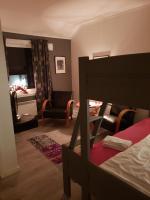Tweepersoonskamer met 2 Aparte Bedden en Badkamer