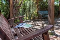 Größeres Zimmer mit Kingsize-Bett 