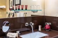 Zimmer mit Kingsize-Bett und Gartenblick. 