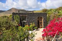 B&B Haría - La Bodega - House on volcano with a piano - Bed and Breakfast Haría