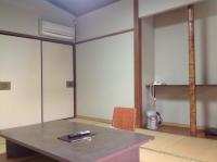 Chambre de Style Japonais avec Toilettes et Salle de Bains Communes
