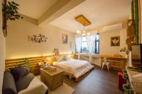 Habitación con cama extragrande y vistas a la montaña