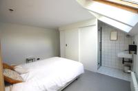 Zimmer mit Kingsize-Bett