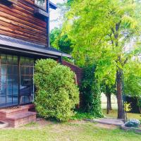 Zimmer mit Queensize-Bett und Gartenblick