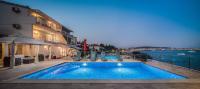 Gem of the sea luxury beach apartment with brand new heating infinity pool - Chambres d'hôtes Trogir