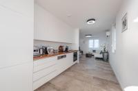 Bekina, stylish rooftop pool apartment - Bed and Breakfast Mandre