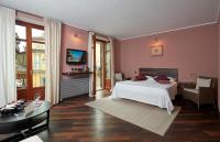 Habitación con cama extragrande y balcón