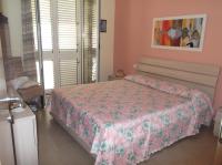Habitación con cama extragrande y balcón