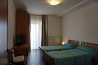 Zweibettzimmer mit eigenem Bad außerhalb des Zimmers